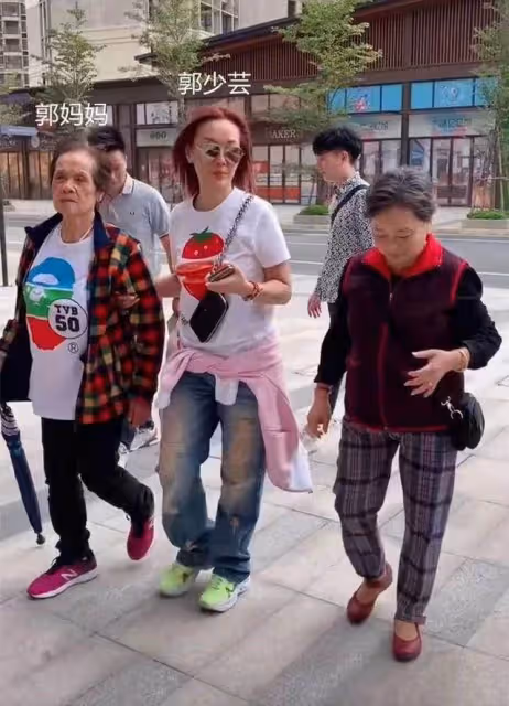 郭少蕓帶90歲老母看新家 ,郭母笑容滿面,對新居很滿意 ,網友 :郭少蕓太孝順了