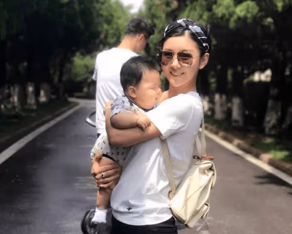 她是娛樂圈「最干凈女星」,出道19年從不接啵啵戲,最終將初次留給老公