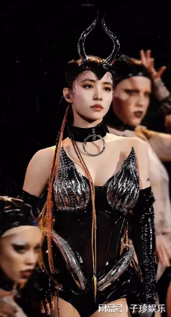 蔡依林穿高開叉弔帶裙開演唱會,網友評論:蔡依林真的太大膽了!