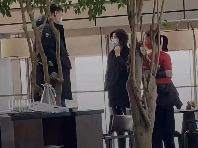 姚明全家現身豪華酒店,12歲女兒姚沁蕾身高近190,網友集體催生