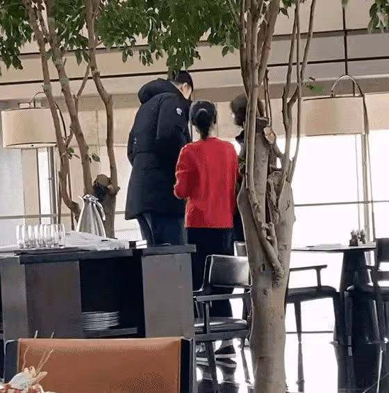 姚明全家現身豪華酒店,12歲女兒姚沁蕾身高近190,網友集體催生