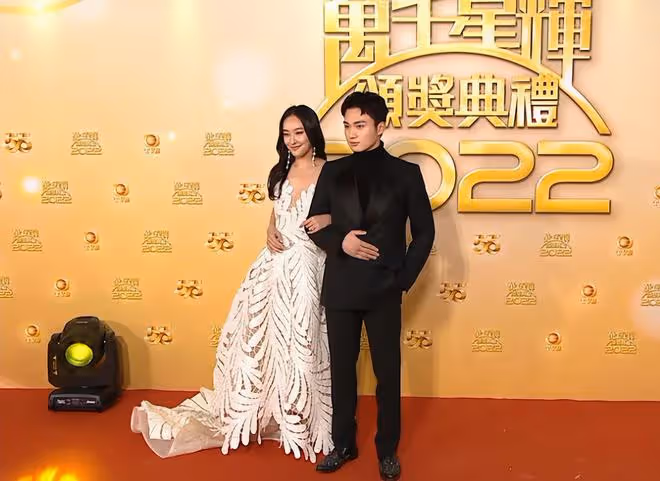 TVB頒獎禮眾星大秀身材!滿屏都是大長腿,江美儀穿羽毛裝搶鏡