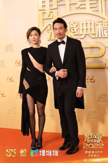 TVB紅毯眾多美女雲集,不畏寒冷穿黑絲短裙露長腿,身材凹凸有致