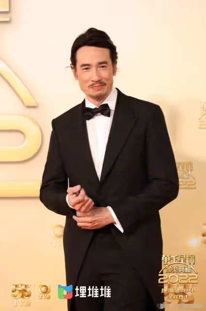 TVB紅毯眾多美女雲集,不畏寒冷穿黑絲短裙露長腿,身材凹凸有致