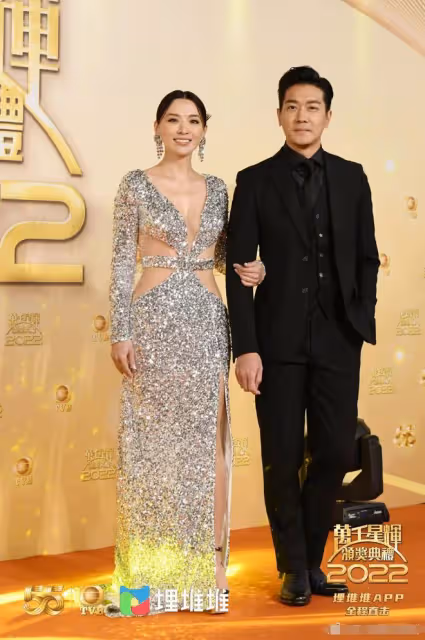 TVB紅毯眾多美女雲集,不畏寒冷穿黑絲短裙露長腿,身材凹凸有致