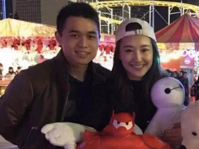 TVB紅毯眾多美女雲集,不畏寒冷穿黑絲短裙露長腿,身材凹凸有致