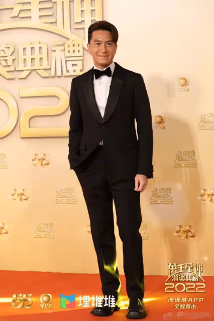 TVB紅毯眾多美女雲集,不畏寒冷穿黑絲短裙露長腿,身材凹凸有致