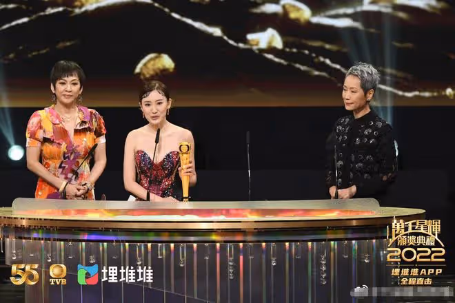 TVB紅毯眾多美女雲集,不畏寒冷穿黑絲短裙露長腿,身材凹凸有致