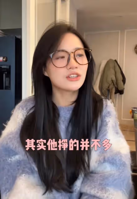 千萬女網紅官宣戀情將訂婚!男方00後大學剛畢業,兩人因拍攝結緣