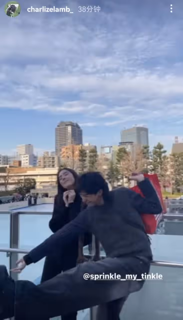 伊能靜兒子放假回台北,和異性逛街手舞足蹈,靠在女生肩頭不避嫌