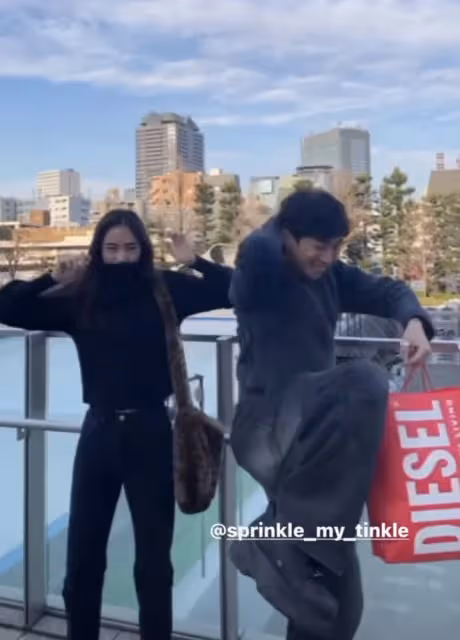 伊能靜兒子放假回台北,和異性逛街手舞足蹈,靠在女生肩頭不避嫌