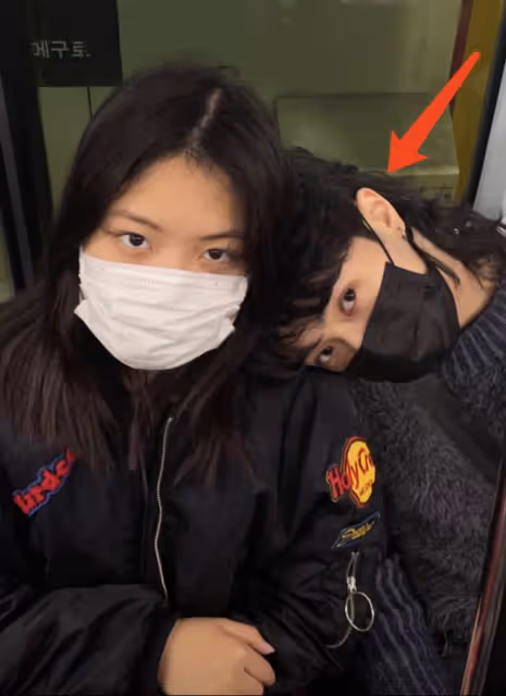 伊能靜兒子放假回台北,和異性逛街手舞足蹈,靠在女生肩頭不避嫌