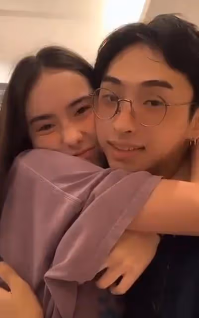 伊能靜兒子放假回台北,和異性逛街手舞足蹈,靠在女生肩頭不避嫌