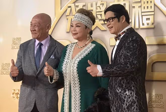 TVB頒獎禮紅毯群星璀璨,歷屆港姐占半邊天,胡定欣造型顯小心機