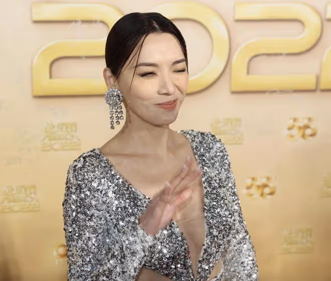 TVB頒獎禮紅毯群星璀璨,歷屆港姐占半邊天,胡定欣造型顯小心機