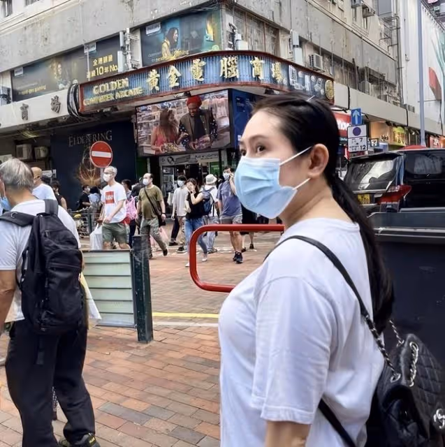 57歲李麗珍曬慶生照，身材發福走樣，25歲女兒出鏡繼承媽媽高顏值