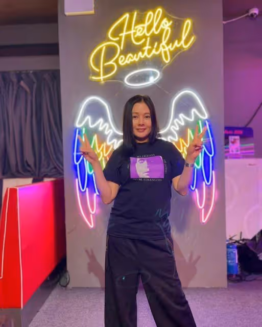 57歲李麗珍曬慶生照，身材發福走樣，25歲女兒出鏡繼承媽媽高顏值
