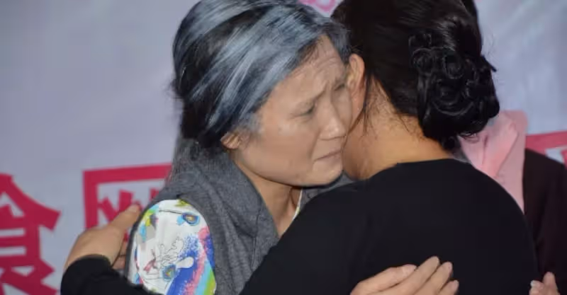 孫女給爺爺買了輛車子，媽媽罵她傻，孫女一番話，媽媽也哭了