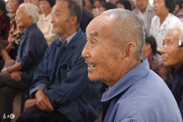 孫女給爺爺買了輛車子，媽媽罵她傻，孫女一番話，媽媽也哭了
