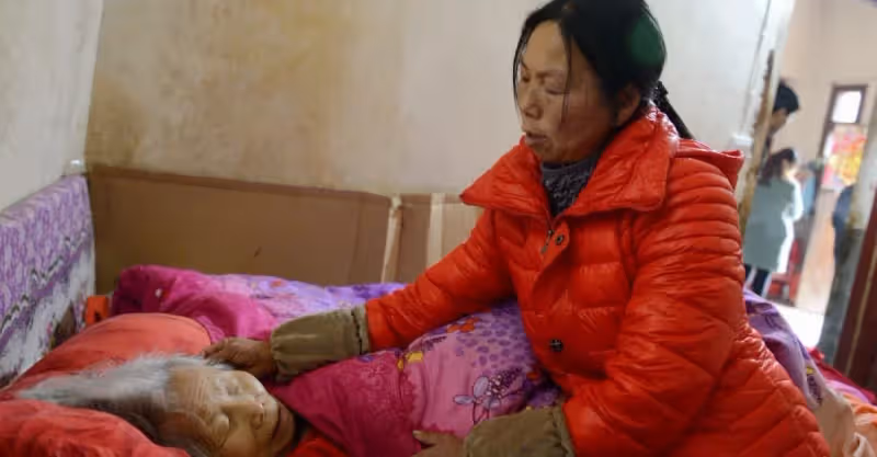 兒媳婦對婆婆動了手，唯一兒子卻是十多年沒有叫媽