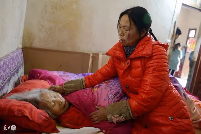 兒媳婦對婆婆動了手，唯一兒子卻是十多年沒有叫媽