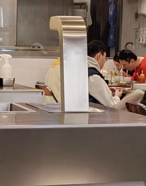 王思聰攜00後新女友露面!大口嗦幾十元粉接地氣,身材發福變化大