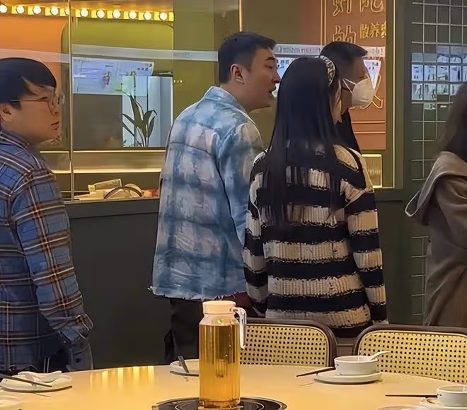 王思聰攜00後新女友露面!大口嗦幾十元粉接地氣,身材發福變化大