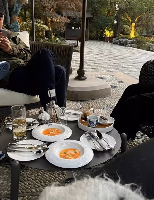 王思聰攜00後新女友露面!大口嗦幾十元粉接地氣,身材發福變化大