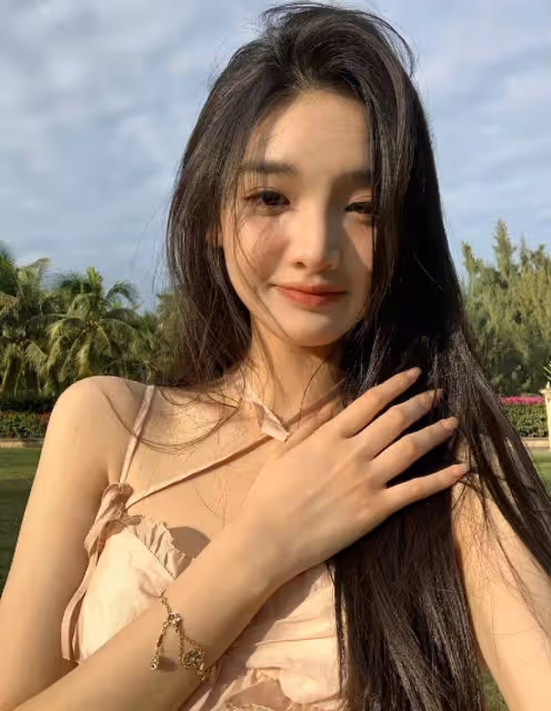 王思聰與00後新女友罕見露面!去平價餐廳太低調,大口嗦粉接地氣
