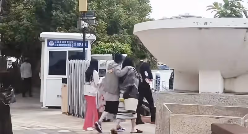 王思聰攜小15歲女友蒼蠅館嗦粉,人均僅消費76元,被贊接地氣