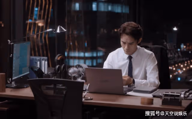《向風而行》與領導聚會時,祁玉的心機著裝,玷污了空姐的職業操守