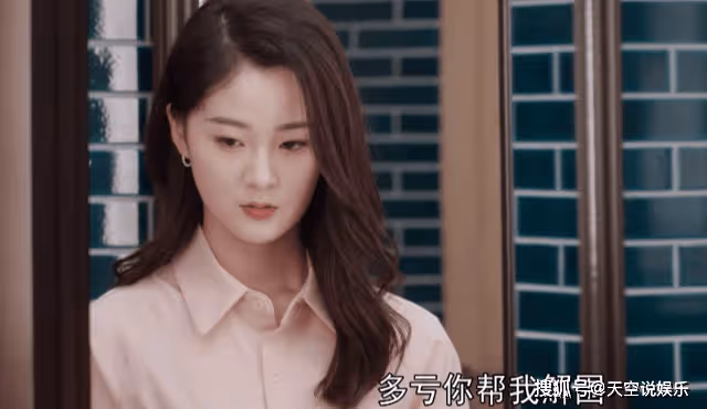 《向風而行》與領導聚會時,祁玉的心機著裝,玷污了空姐的職業操守