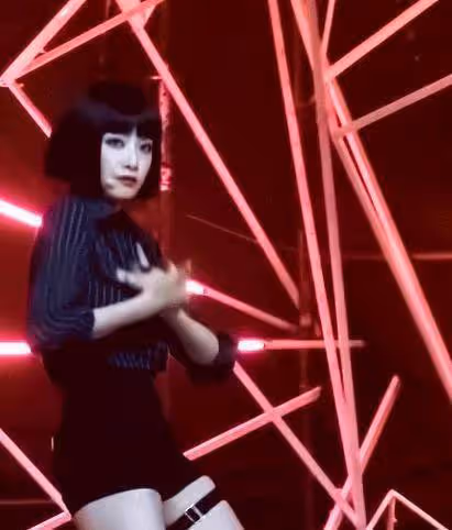 宋茜煙燻妝，本以為會很奇怪，結果舞台很驚艷