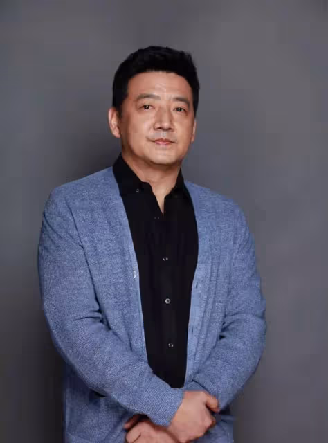 他年近40才演電影，演壞人演到以假亂真，每年都被「抓起來」幾回