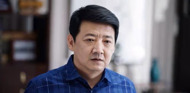 他年近40才演電影，演壞人演到以假亂真，每年都被「抓起來」幾回
