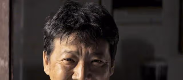 他年近40才演電影，演壞人演到以假亂真，每年都被「抓起來」幾回