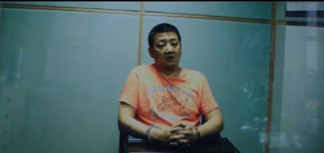 他年近40才演電影，演壞人演到以假亂真，每年都被「抓起來」幾回