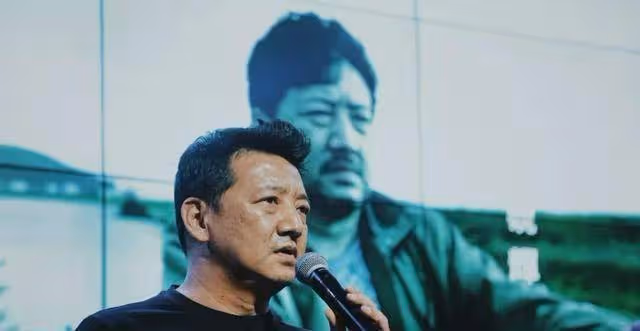 他年近40才演電影，演壞人演到以假亂真，每年都被「抓起來」幾回