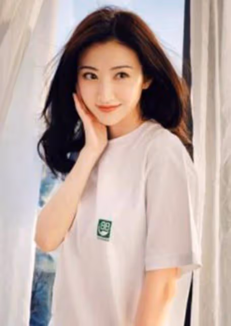景甜穿白T桖清新可人，雙手托腮宛如鄰家女孩，還是一如既往的美