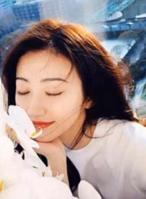 景甜穿白T桖清新可人，雙手托腮宛如鄰家女孩，還是一如既往的美