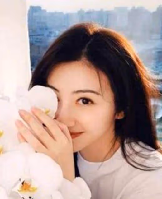 景甜穿白T桖清新可人，雙手托腮宛如鄰家女孩，還是一如既往的美