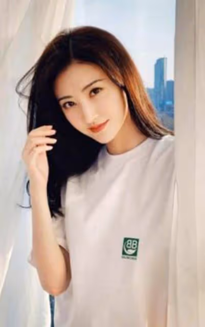 景甜穿白T桖清新可人，雙手托腮宛如鄰家女孩，還是一如既往的美