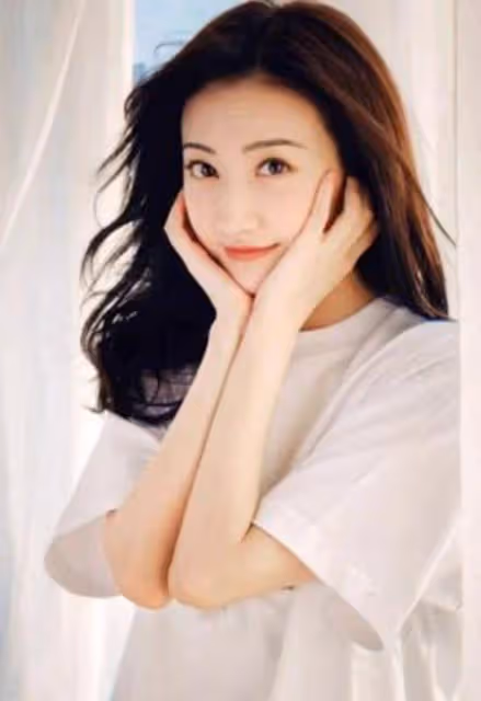 景甜穿白T桖清新可人，雙手托腮宛如鄰家女孩，還是一如既往的美