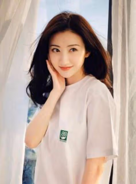 景甜穿白T桖清新可人，雙手托腮宛如鄰家女孩，還是一如既往的美