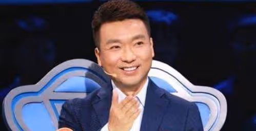 康輝94年主持時的髮型火了，後來康輝解釋：那是我自己吹的