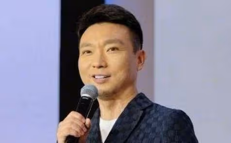 康輝94年主持時的髮型火了，後來康輝解釋：那是我自己吹的
