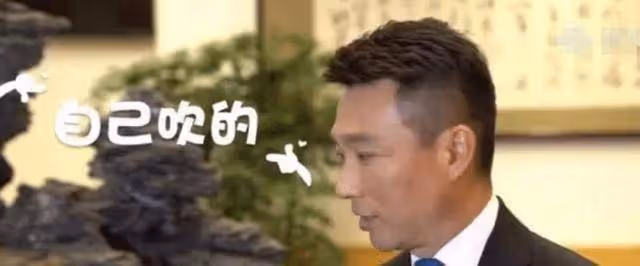 康輝94年主持時的髮型火了，後來康輝解釋：那是我自己吹的