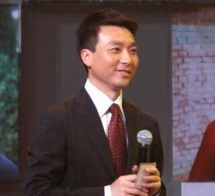 康輝94年主持時的髮型火了，後來康輝解釋：那是我自己吹的