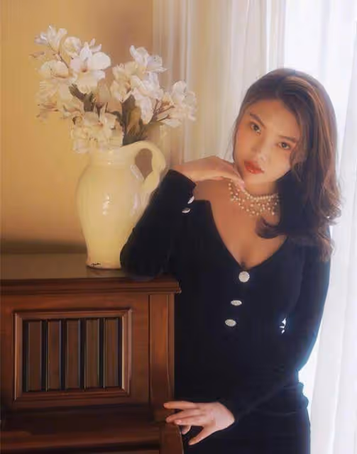 徐冬冬真是''人間水蜜桃''！98斤展現尤物身材，腰腿比驚艷