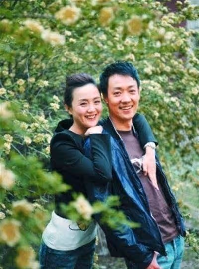 他們戀愛26年無緋聞，台前幕後都是夫妻，如今一家三口和睦幸福